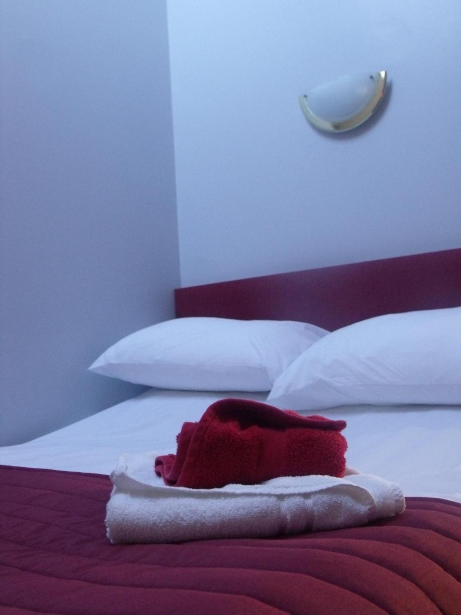 Stag Coach House Hotel Carmel Szoba fotó